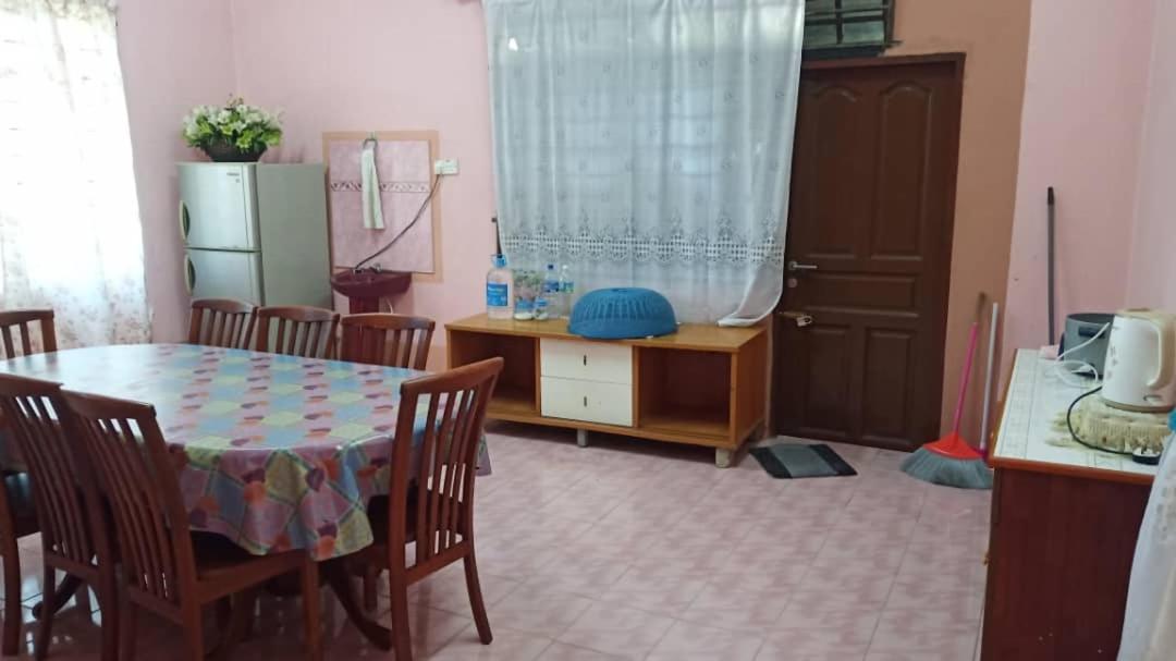 Homestay Zahra Sri Bayu Cherang Ruku Екстер'єр фото